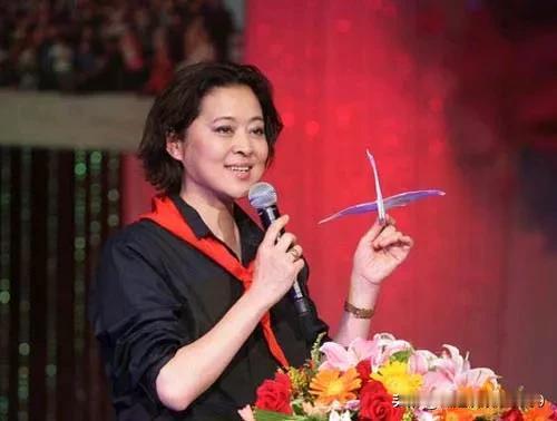 倪萍在回应自己的一幅画被拍卖出118万元高价时，表现出了谦逊和自省的态度。她多次