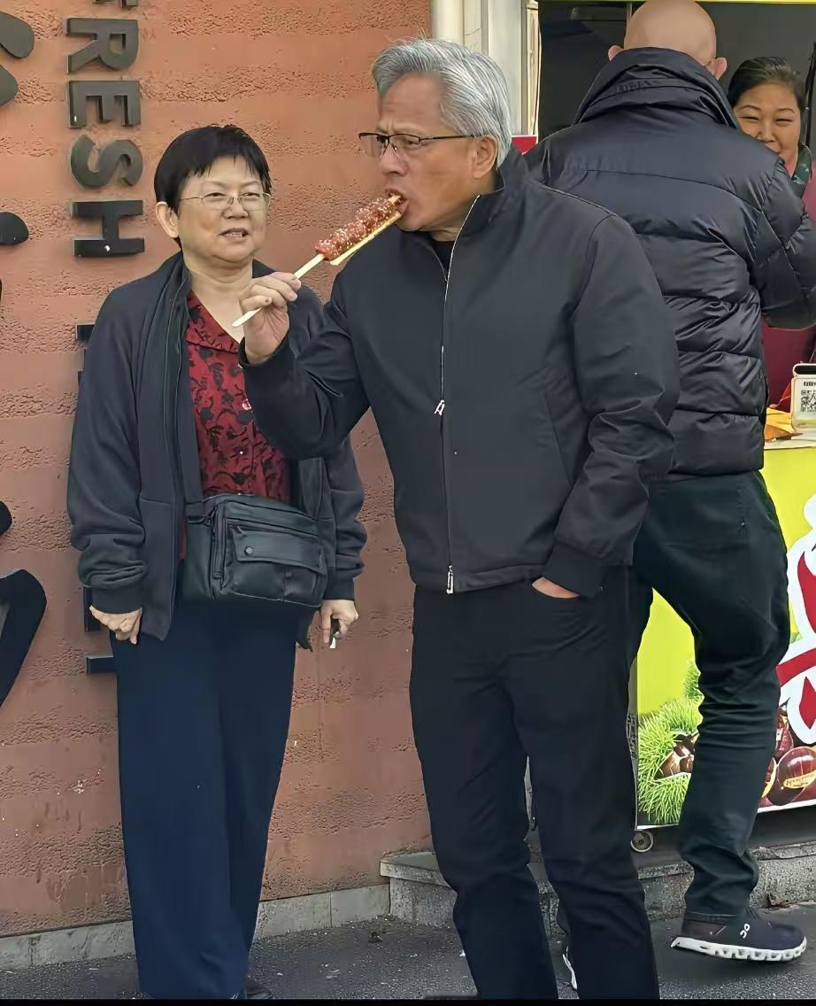 什么千亿富翁，

还不是和普通人一样，

往大街上一走，

谁认识他？

下面是