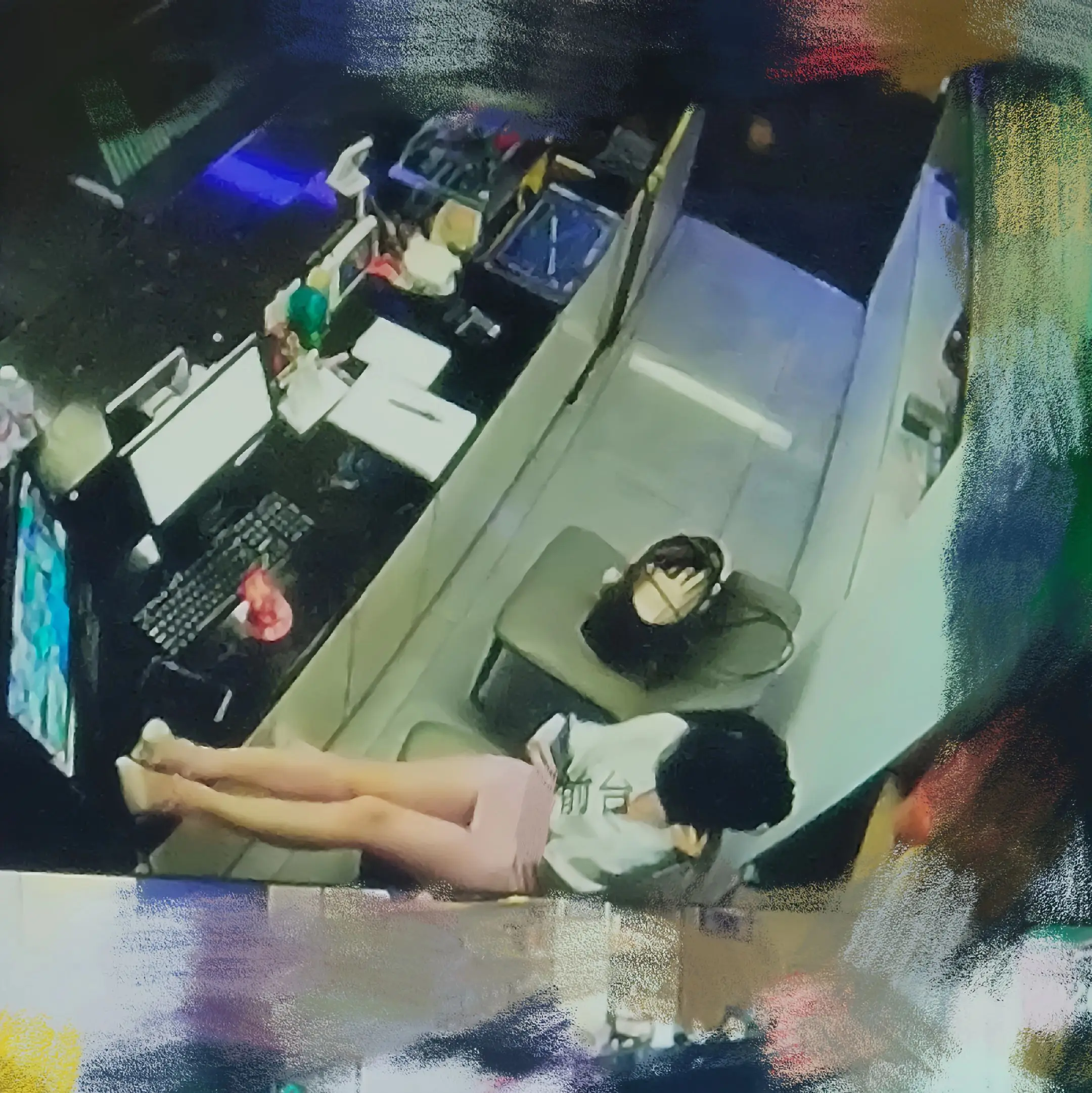 第一次看到一个男的按着女的用枪粉给她盖了两个章