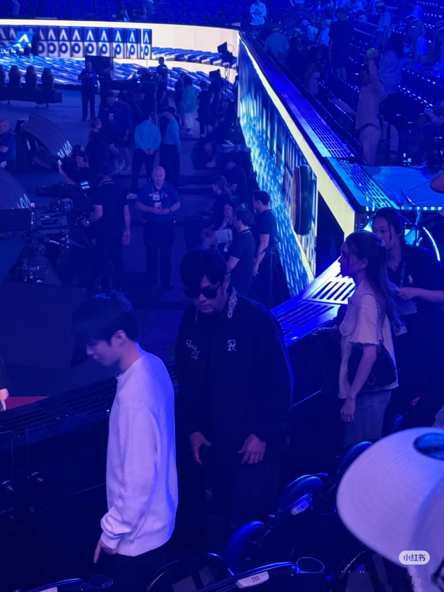 王俊凯和周杰伦在澳网比赛现场被偶遇，哇出去和朋友见面的小凯（羡慕人家这个追星运 