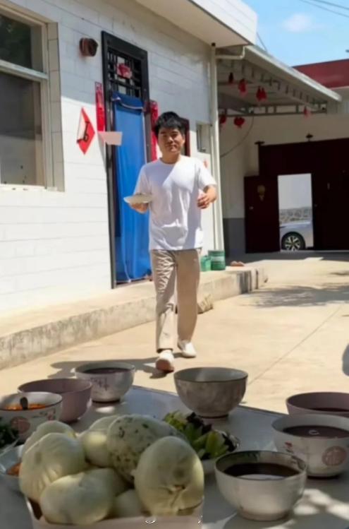 这个图，放娱乐圈的群里，肯定是八卦董宇辉的花边新闻；放在家庭群里，肯定是猜桌上的