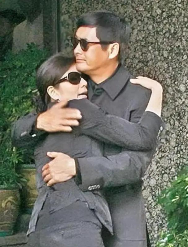 看不见脸，但总觉得女人很漂亮。