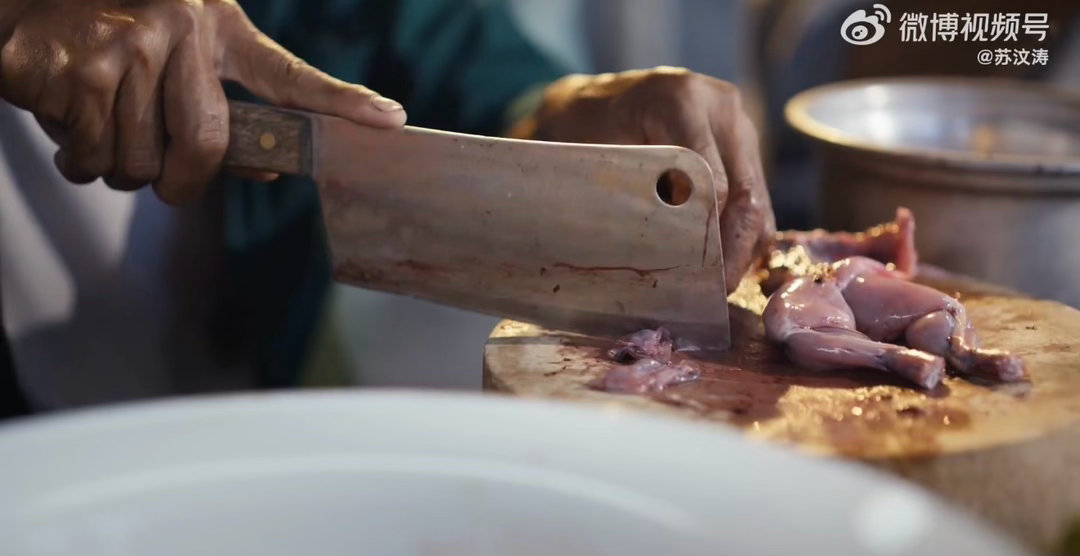 一道菜藏着泰国版耙耳朵哲学 猛火爆炒的“炒酒鬼”香气冲天，据说能解宿醉；而比这道