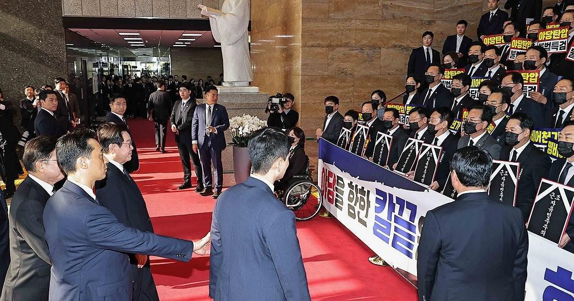 急讯！议事楼里火药味陡升！
 
据最新报道，韩国在野阵营宣布了抵制当天关于明年预