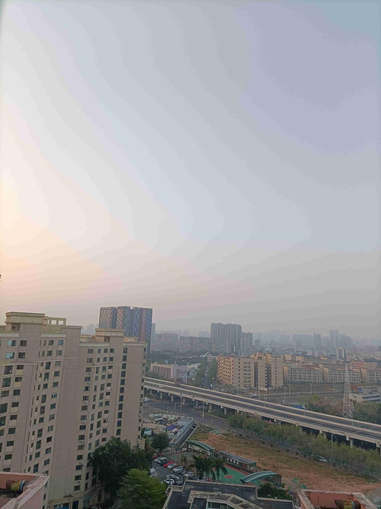 我的今日状态：😁轻松愉快
我这里的天气：☀️晴天深圳今日晴转多云，气温18度到