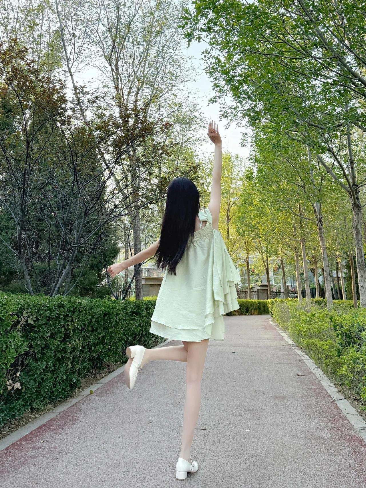 在绿意盎然的公园里