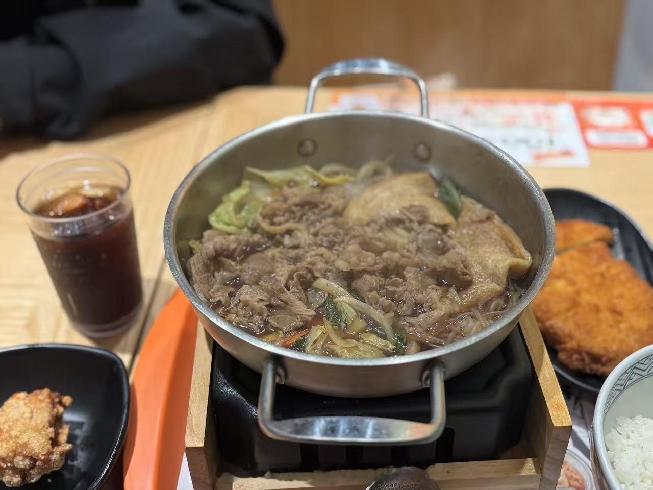 朋友们中午好呀正好深圳朋友来南昌玩了一起整个小火锅先[坏笑][坏笑] ​​​