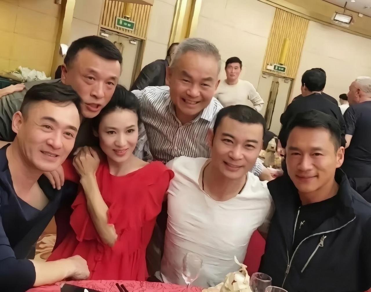 这张6人合照，我一眼就认出了疏眉朗目、皮肤白皙的修庆；眉欢眼笑、沉健结实的张亚坤