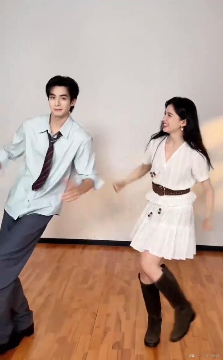 宋威龙张婧仪斗舞合拍宋威龙张婧仪大家来恋爱cha伴着轻快的大家来恋爱旋律双人共舞