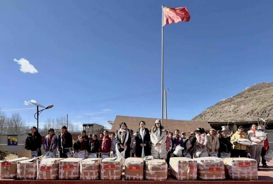 袁冰妍捐出去的是善意，扛下来的是责任，唯独不接受无端的抹黑。某些人站在阴影里造谣