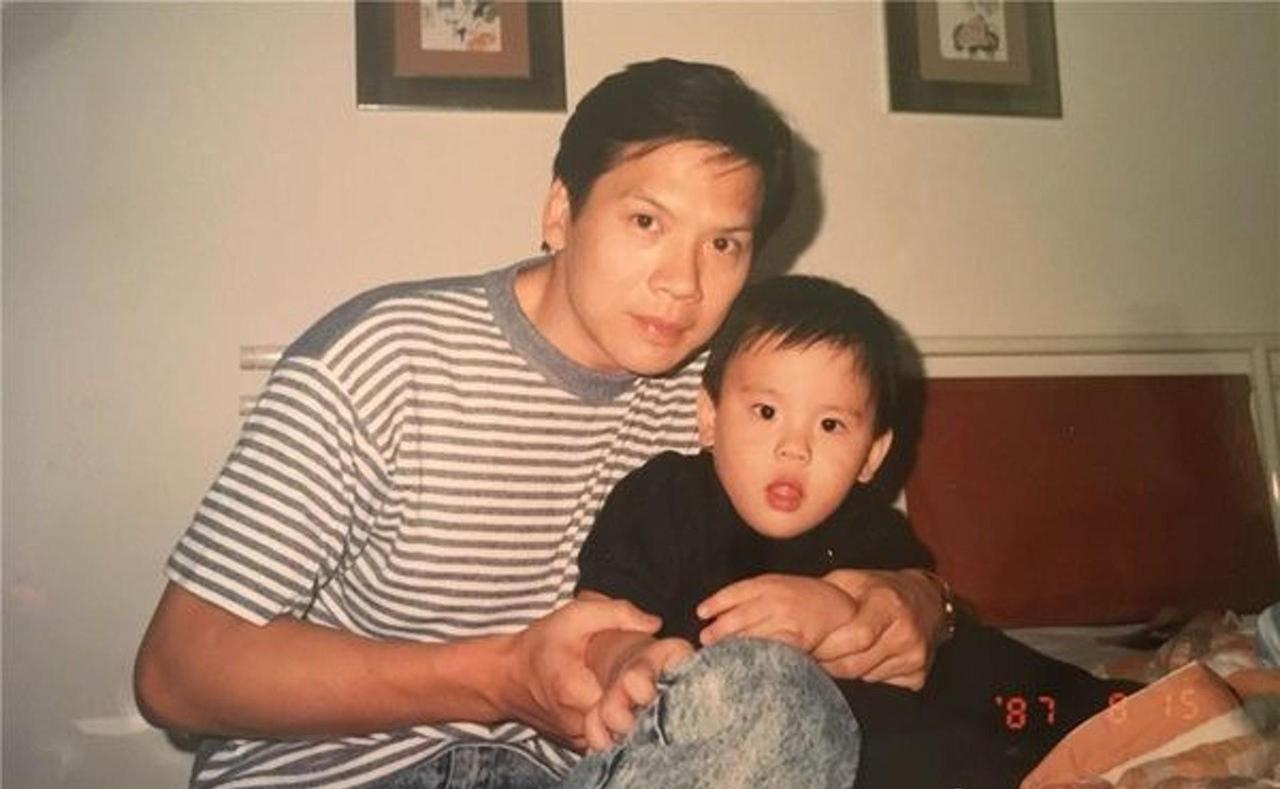小时候的向佐，吃得肉嘟嘟的，看着好萌哒可爱啊。

1987年，向华强抱着向佐的一