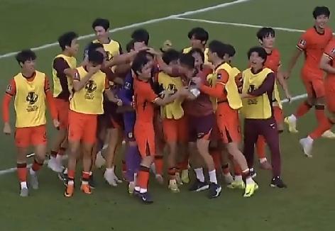 中国男足U23创造了奇迹，杀进四强了。
本场比赛经过90分钟的鏖战和加时赛，都未