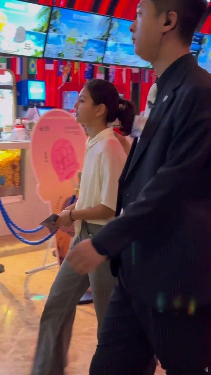 霓娜长开了霓娜越长越漂亮了霓娜现在真是长开了，好漂亮啊，比小时候还漂亮，长成大姑