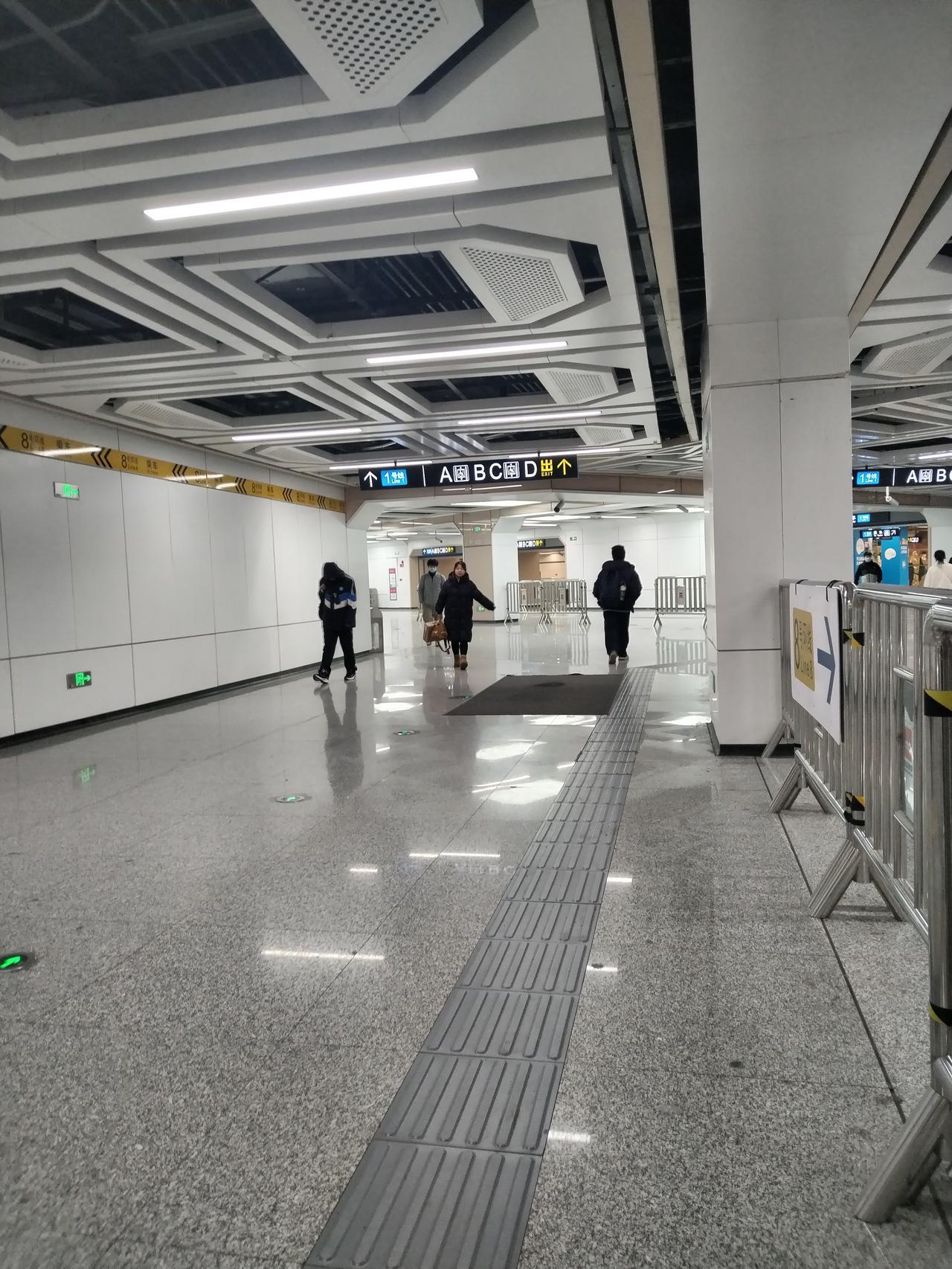 老张这两天盯着超市价签直摇头。

番茄八块一斤，青菜也涨到五六块。今年春节赶到二