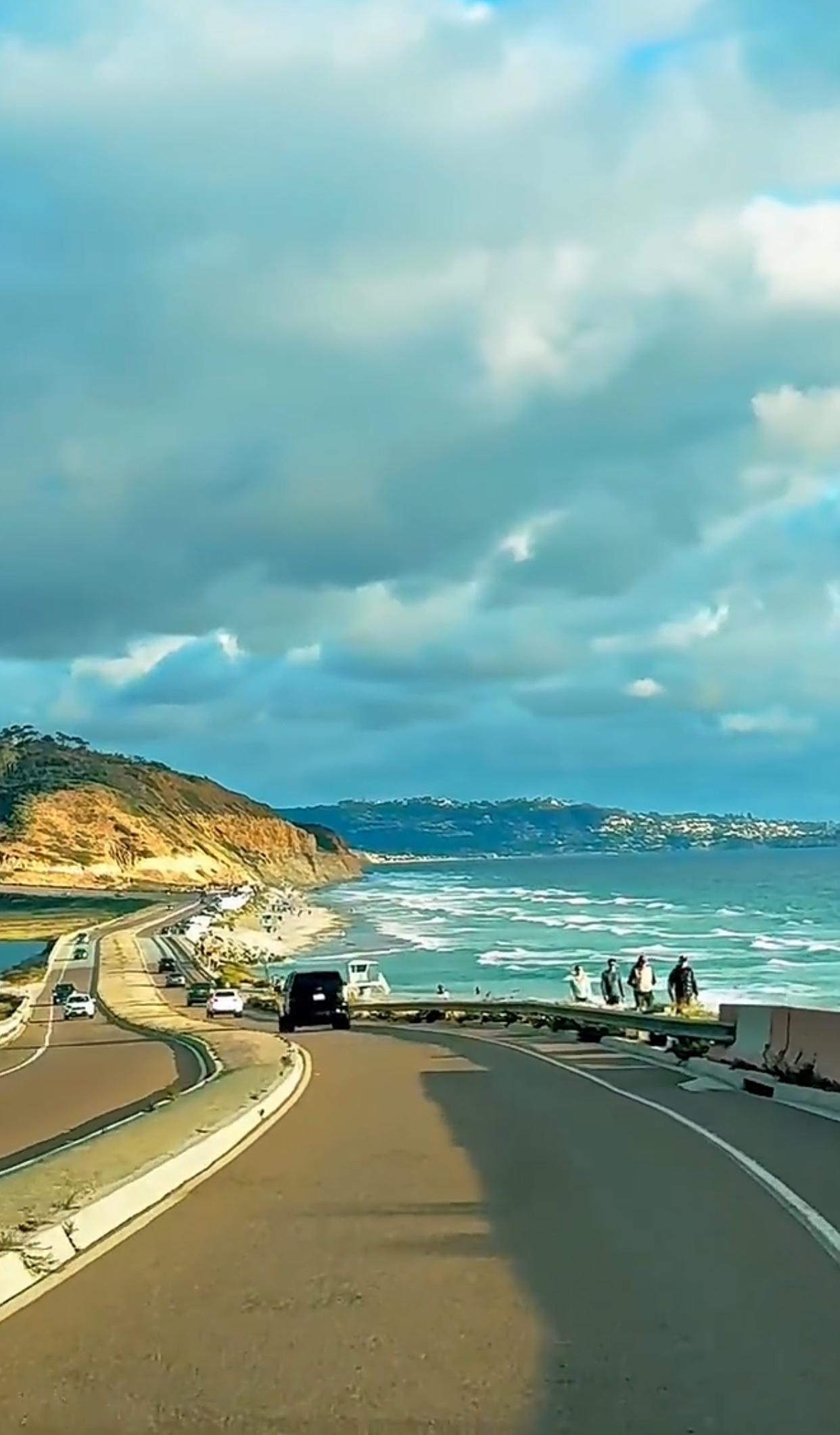 美国加州，1号高速公路，免费通行，沿途有数不清的风景，不收停车费，不收门票。但是