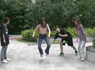 三个损友把小姐姐弄得不知所措了😂