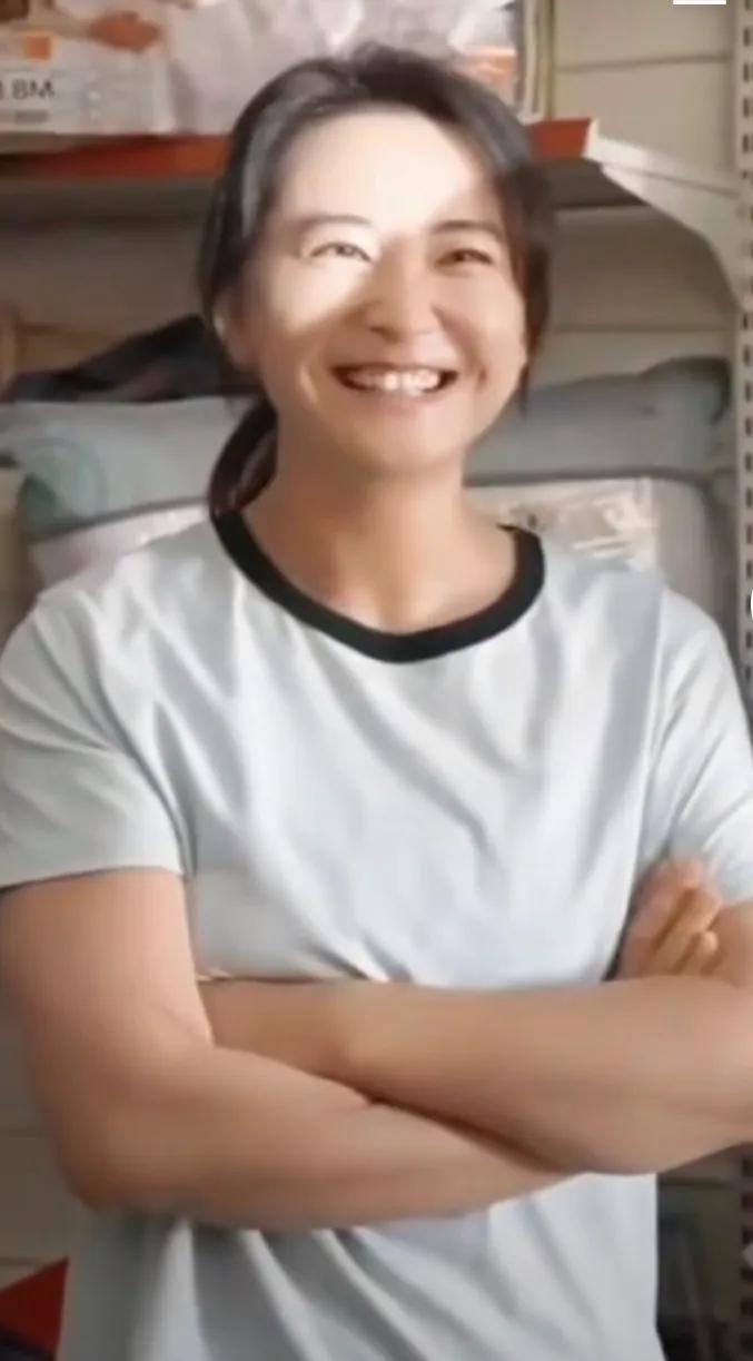 贾玲瘦到110多斤，不容易呀，
这么短的时间瘦100斤确实惊人，
有的人瘦十几斤