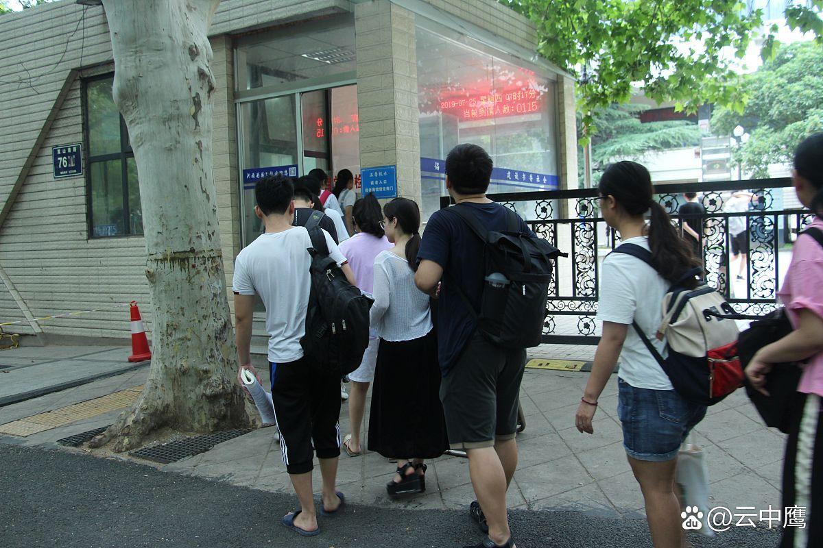 嘿，亲爱的朋友们！你发现了吗？多地学校都取消了家长护学岗，说是为了让学校和家庭回