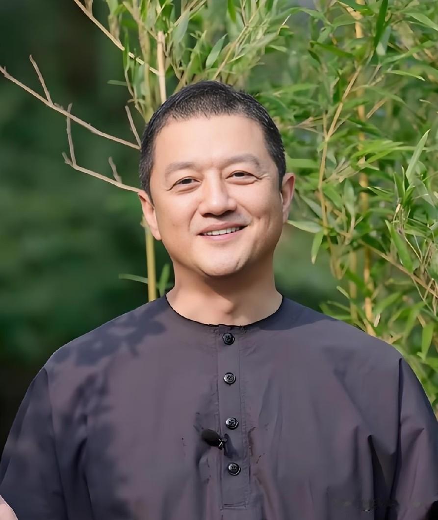 网上一堆人笑李亚鹏是“商业黑洞”，搞什么雪山小镇烂尾，欠债传闻没断过。

这次去