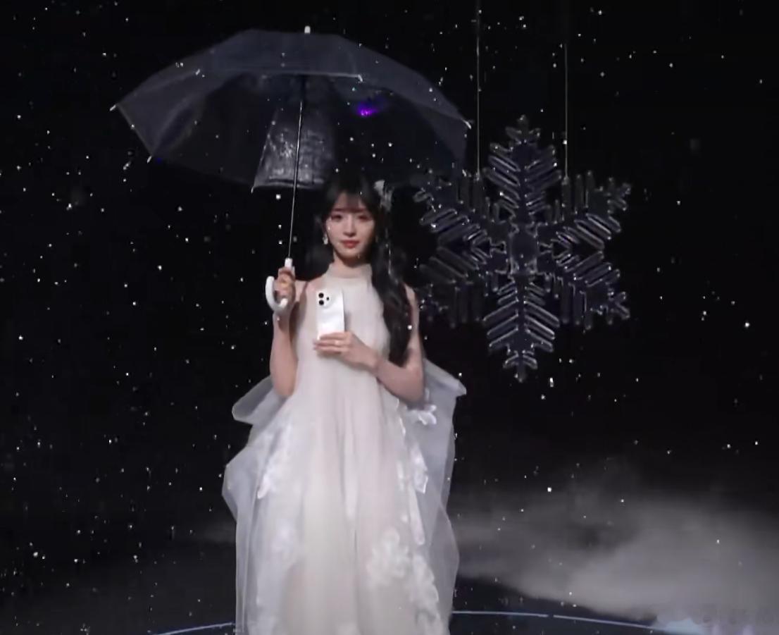 哇塞，一上来整这么大吗。小田在台上讲产品！！！这谁顶的住啊 