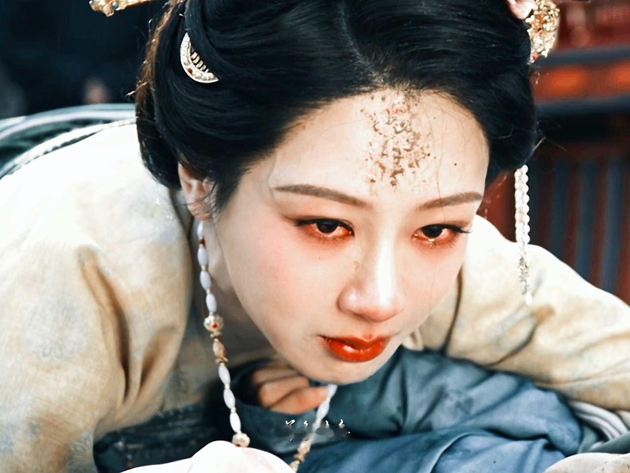 杨紫红眼流泪镜头 被杨紫何惟芳的眼神鲨和破碎感折服了，期待湖南卫视开年大剧《国色