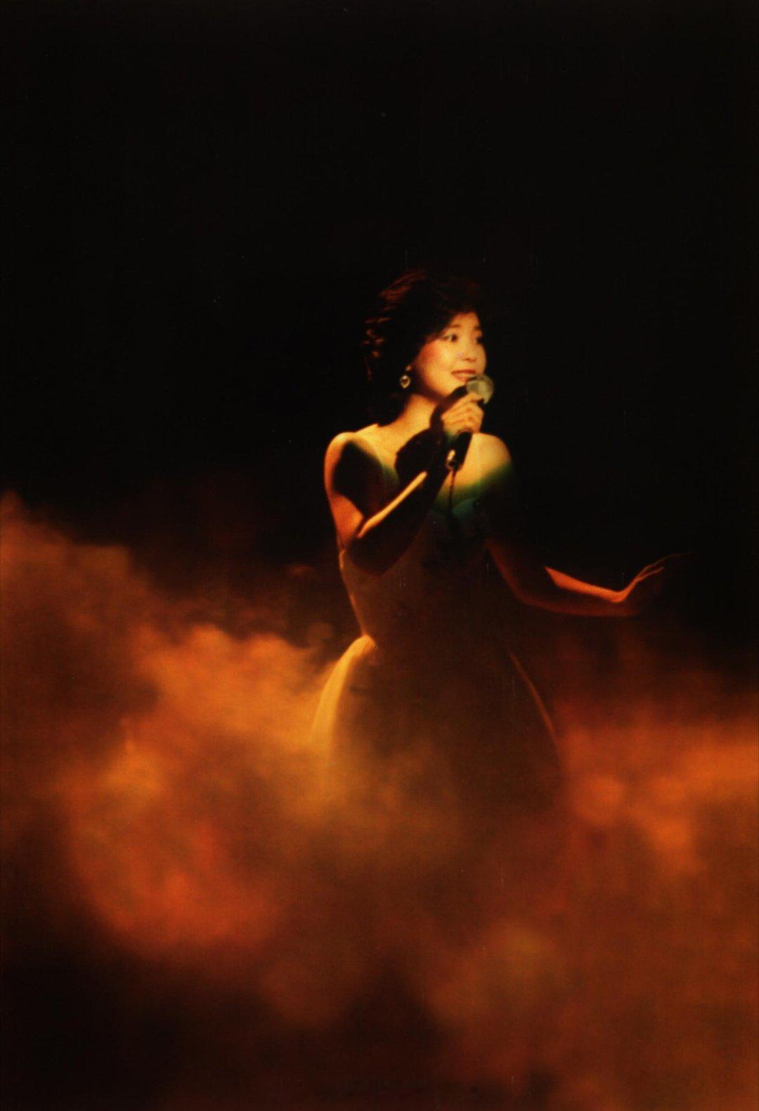 1982年1月，伊馆演唱会。（小红书）邓丽君邓丽君香港伊利沙伯体育馆