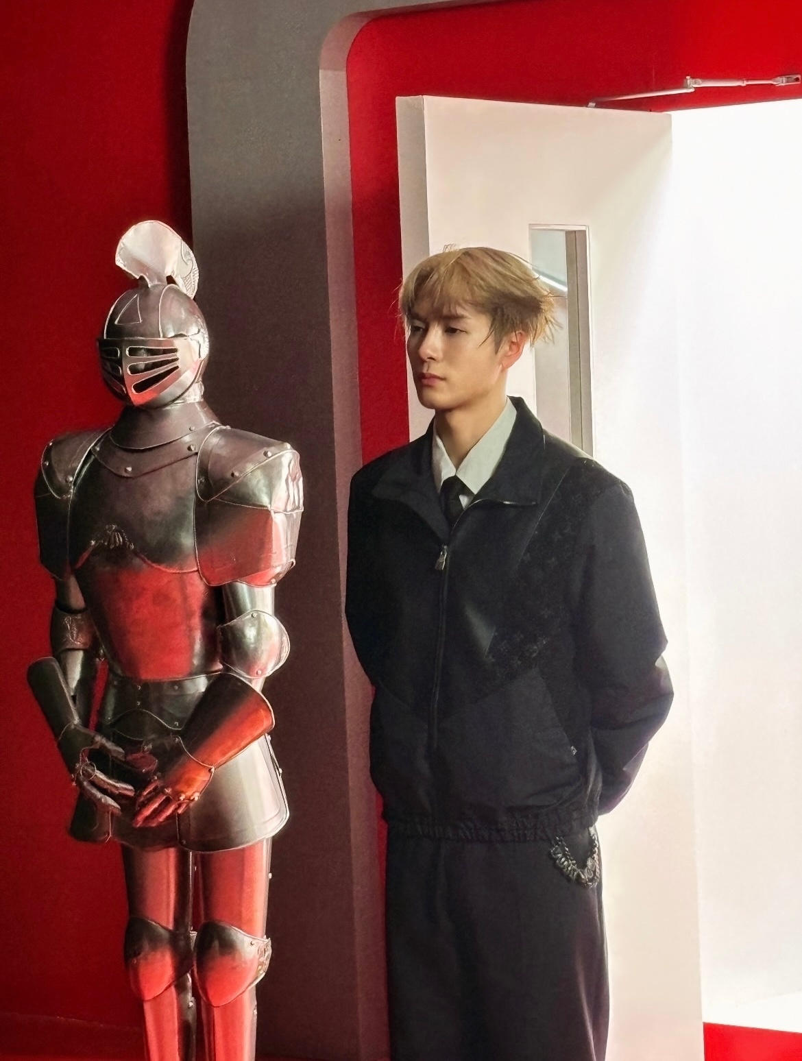 王嘉尔脸wje王嘉尔一个杂志三个封面花絮图也好高级[抓狂]​​​