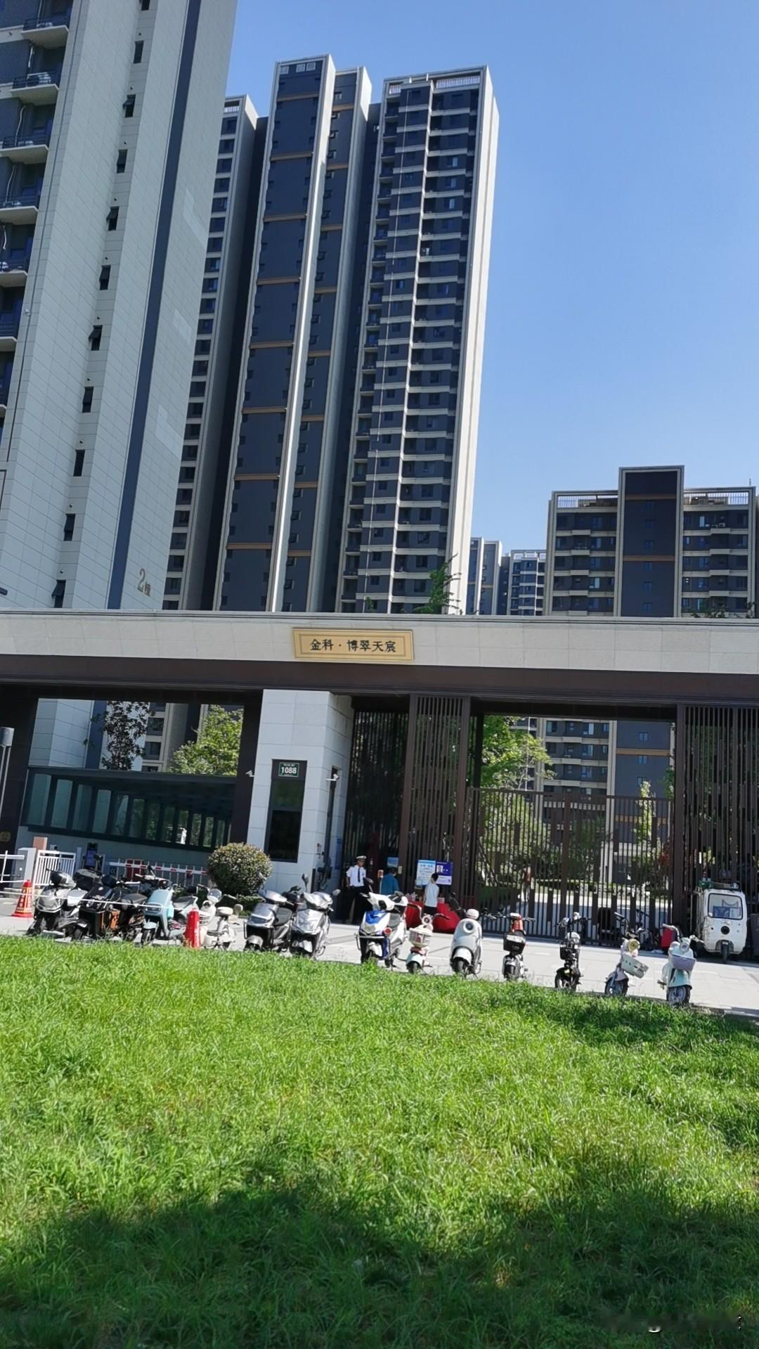 晒图笔记大赛秦汉大道～翻天覆地～高楼林立～[比心]