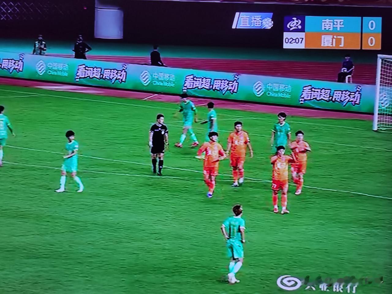 王鑫海梅开二度，曾伟杰、陈海龙各攻进1球，厦门队客场4比0战胜南平队。
    
