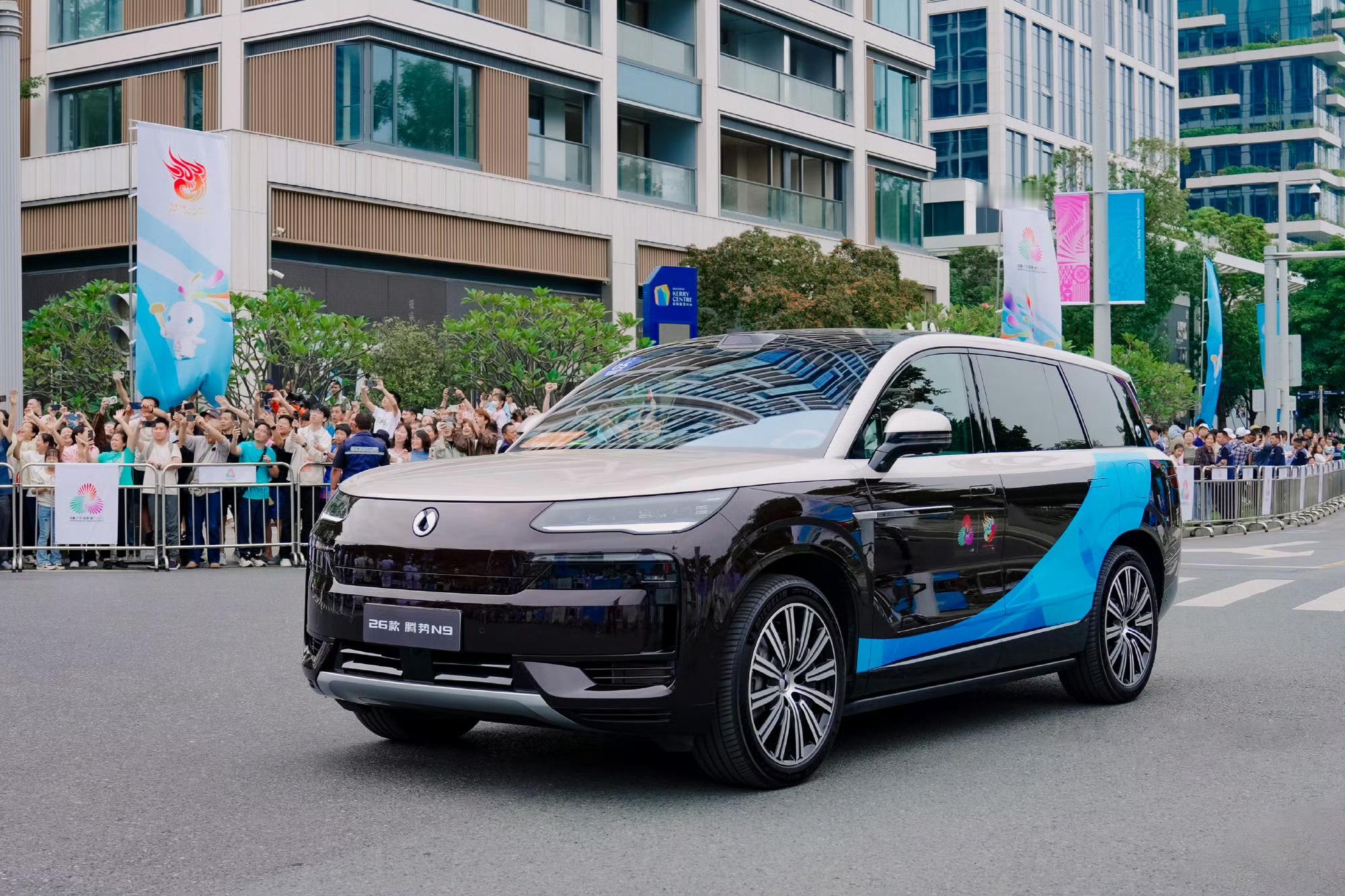 总指挥车是腾势N9，火炬手在这腾势N9领航十五运火炬传递 ​​​