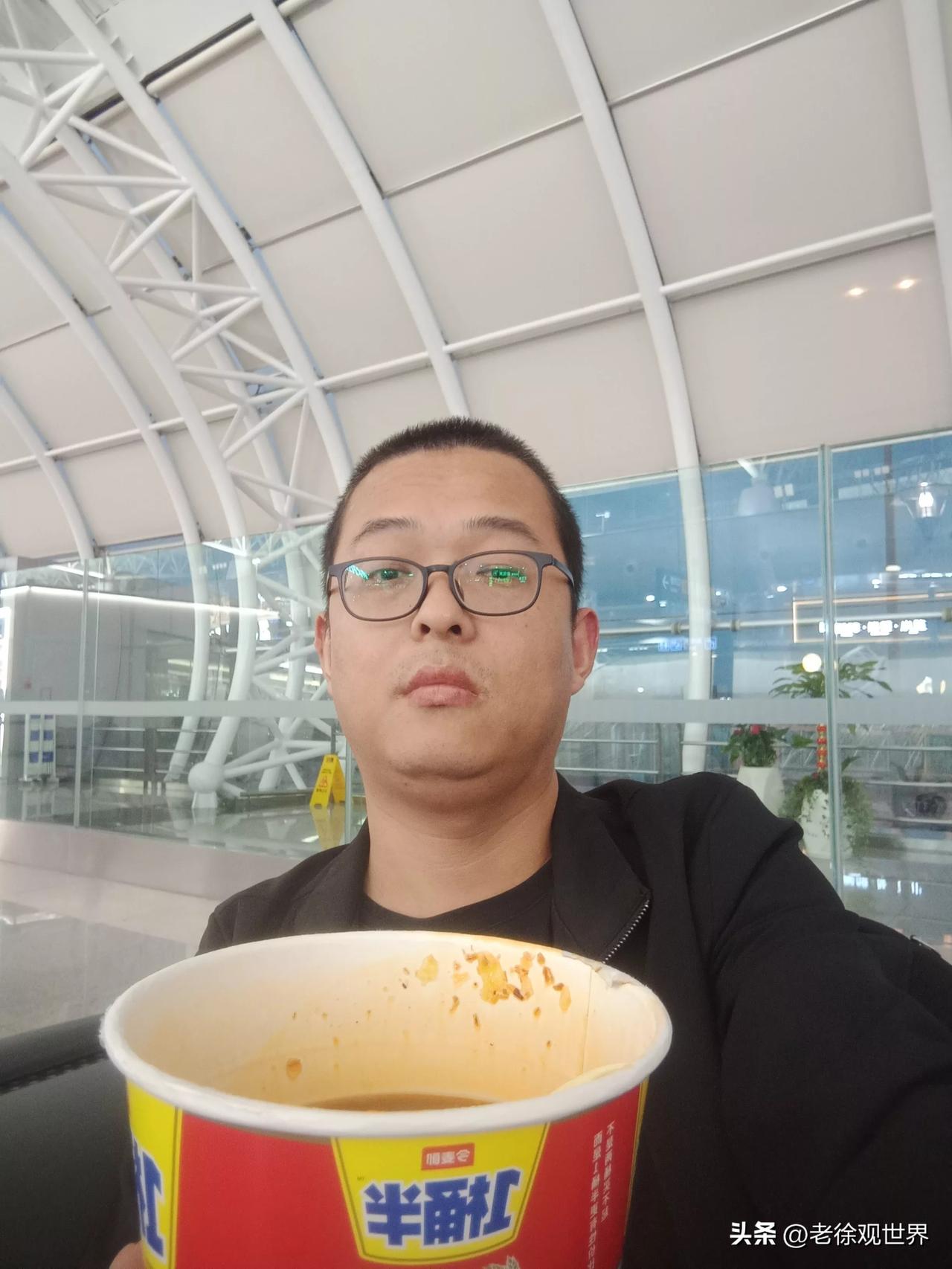 在机场吃泡面稍微有点麻烦。不是因为不好意思吃泡面，而是怕味太大影响了周围其他乘客