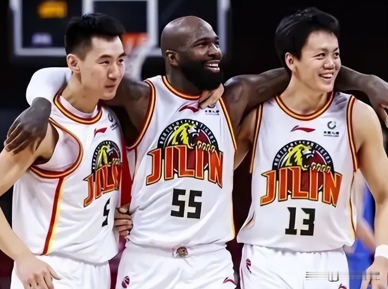 吉林男篮新赛季初连败，最近在主场迎战福建队。比赛很激烈，最终吉林队反超获胜，迎来