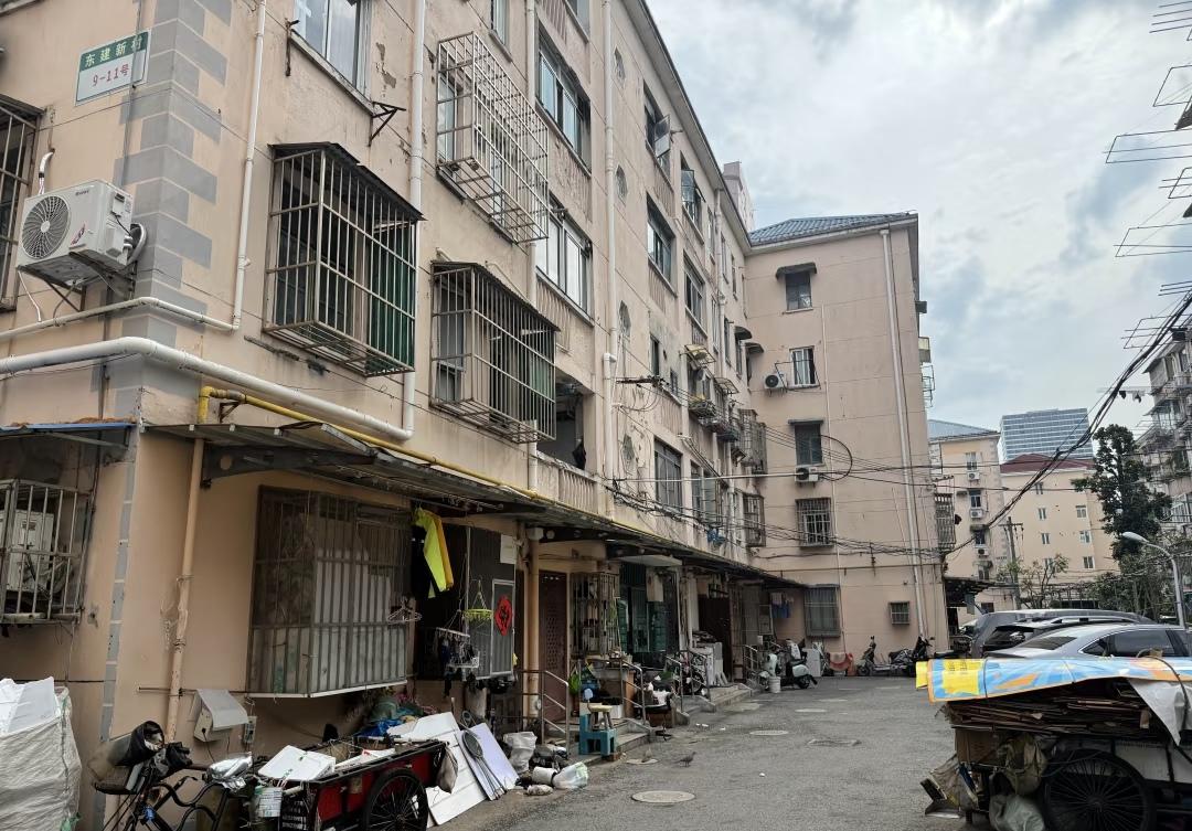 2017年，我们在上海浦东买了一套80几平的老房子。那时候房价正高，总价380几