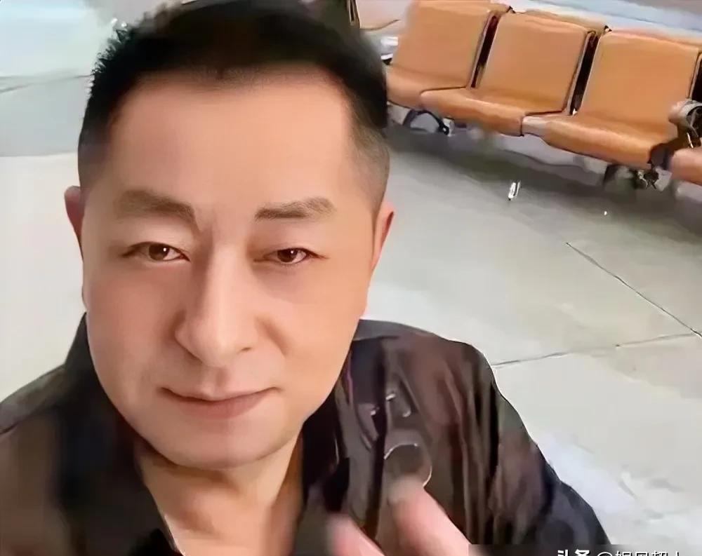 他儿子要送他豪宅豪车，他全给拒了。
你想象一下那个画面，汪小菲拿着钥匙和合同，老