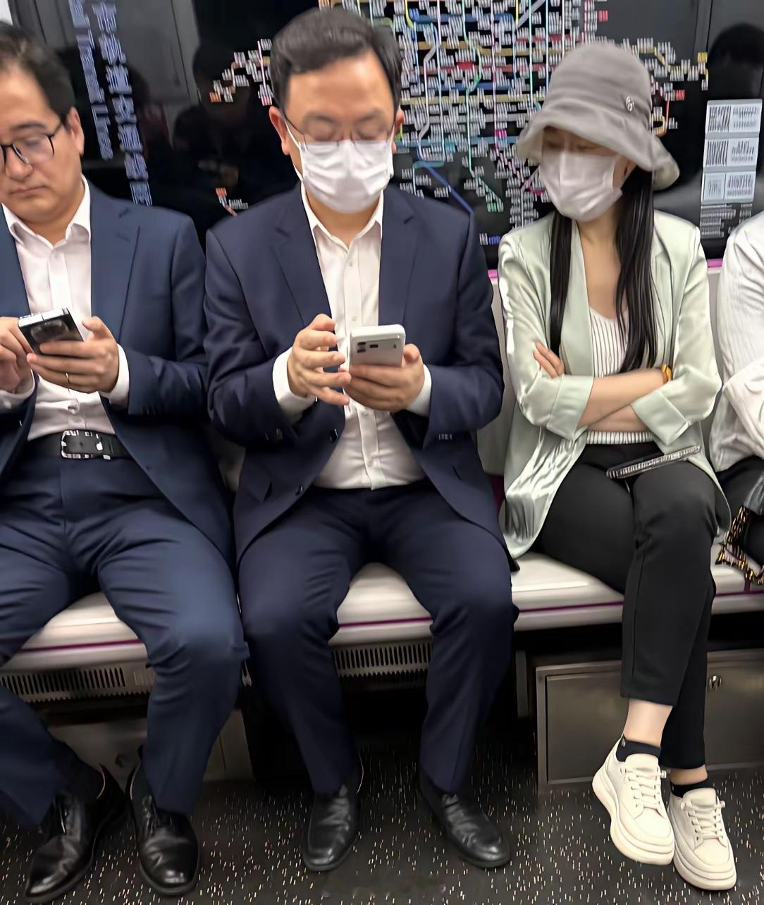 送分题：王传福和李云飞分别在用哪个品牌的手机？