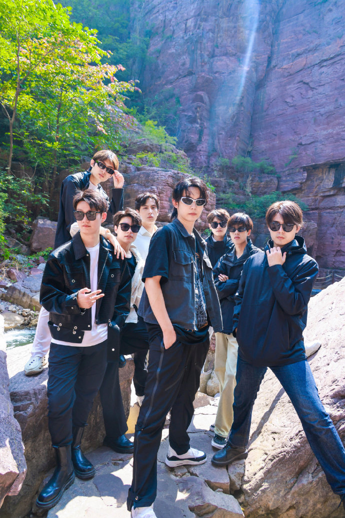 #不愧是最美的人间四月天# 是绿色的心动，是清凉的山风，是快乐的玩耍！漫步在绿意