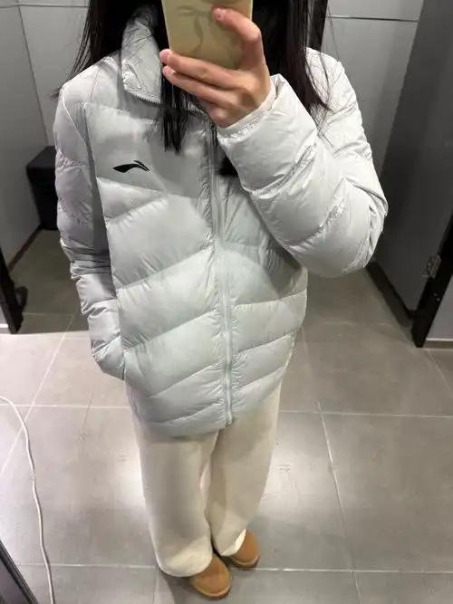 排骨羽绒服成为冬季爆款，是气候、科技与消费心理共同作用的结果。2025年暖冬气候