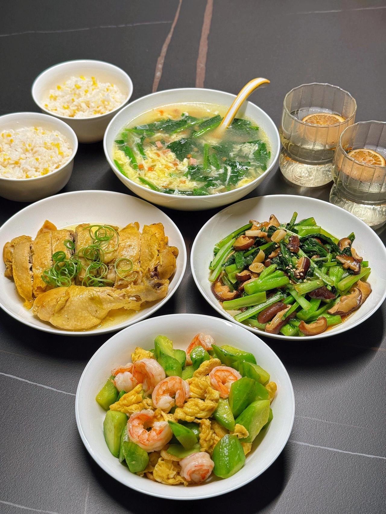 每次回家，妈开口先问“这次住几天”，再也不是那句脱口的“回来啦”。
 
没有歇斯