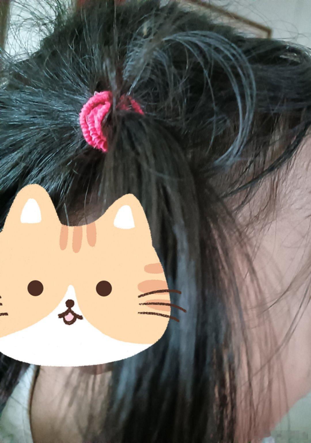 孩子给自己扎的头发，她说：我这个头发扎的太好了我：哈哈哈，好看，妈妈给你拍个照五