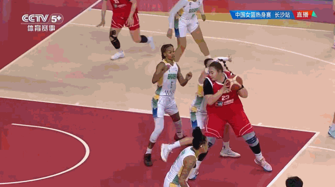 刘禹彤篮下乱杀 这爆破能力，巴西扛不住啊！ 