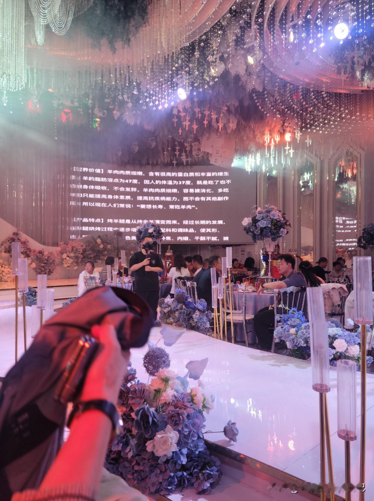 这个五一小长假，我参加了两场婚礼宴席，一场是在老家，一场是在呼市的天府盛宴礼堂。