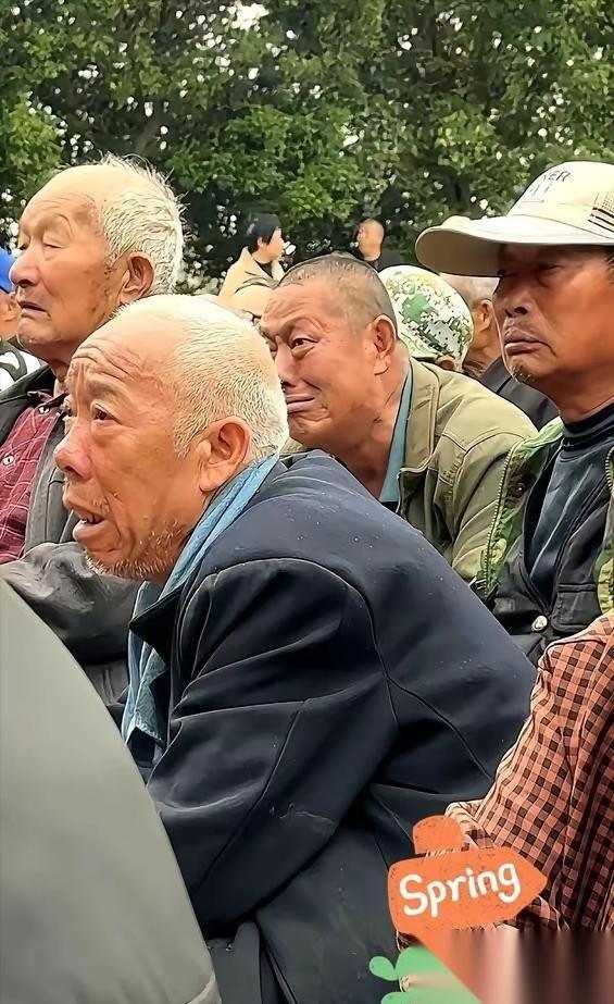 山东梁山有个老板掏了50万，请河南豫剧团连唱6天大戏，本来是给老爹办80大寿，结