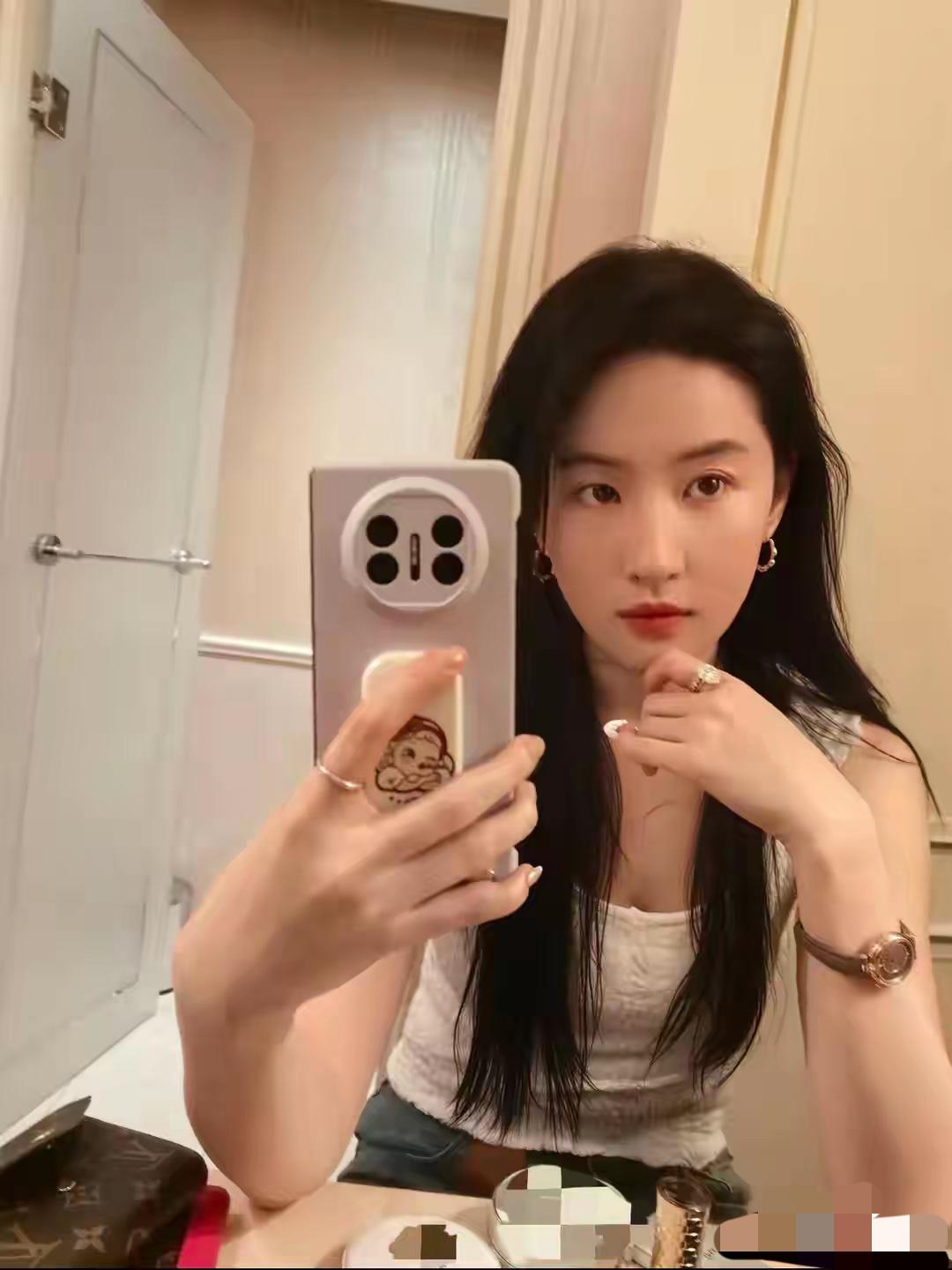 刘亦菲太美了，请问一下她用的手机是什么牌子