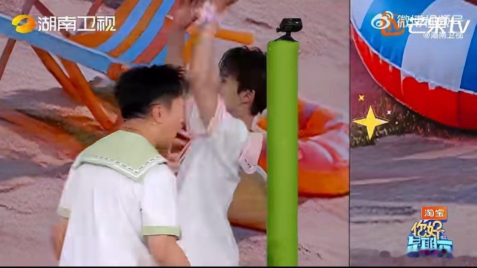 李昀锐出手一击必中套圈游戏，小林瞅准杨迪姚琛分心空档，飞速收走对方全部泳圈，偷袭