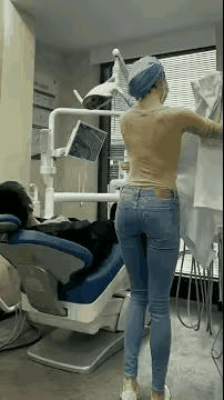 看女牙科医生这几个动作，就知道那位仁兄并不是去洗牙。