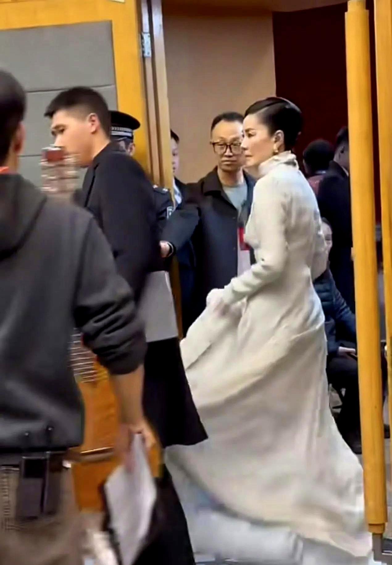 57岁的王菲，又上了春晚。整个娱乐圈，都在给她让路。
 
别人挤破头想上，她倒好