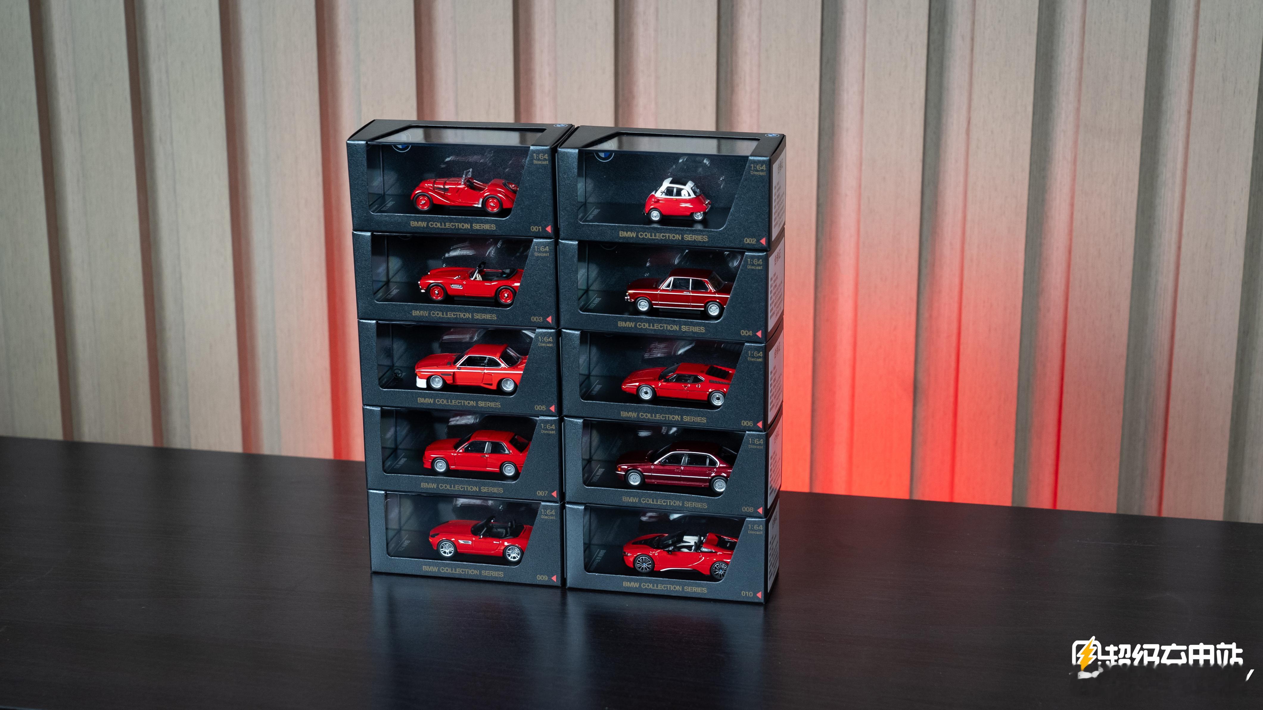 最近收到了一套别致的模型：BMW 十大经典车型 1:64 新年限定版。宝马官方授