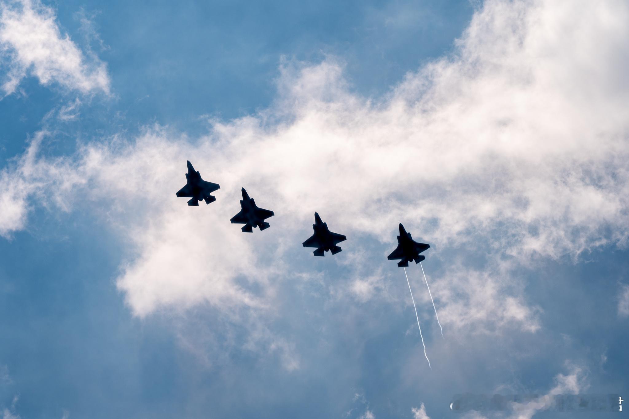 2025年10月2日，第356远征战斗机中队在嘉手纳空军基地 