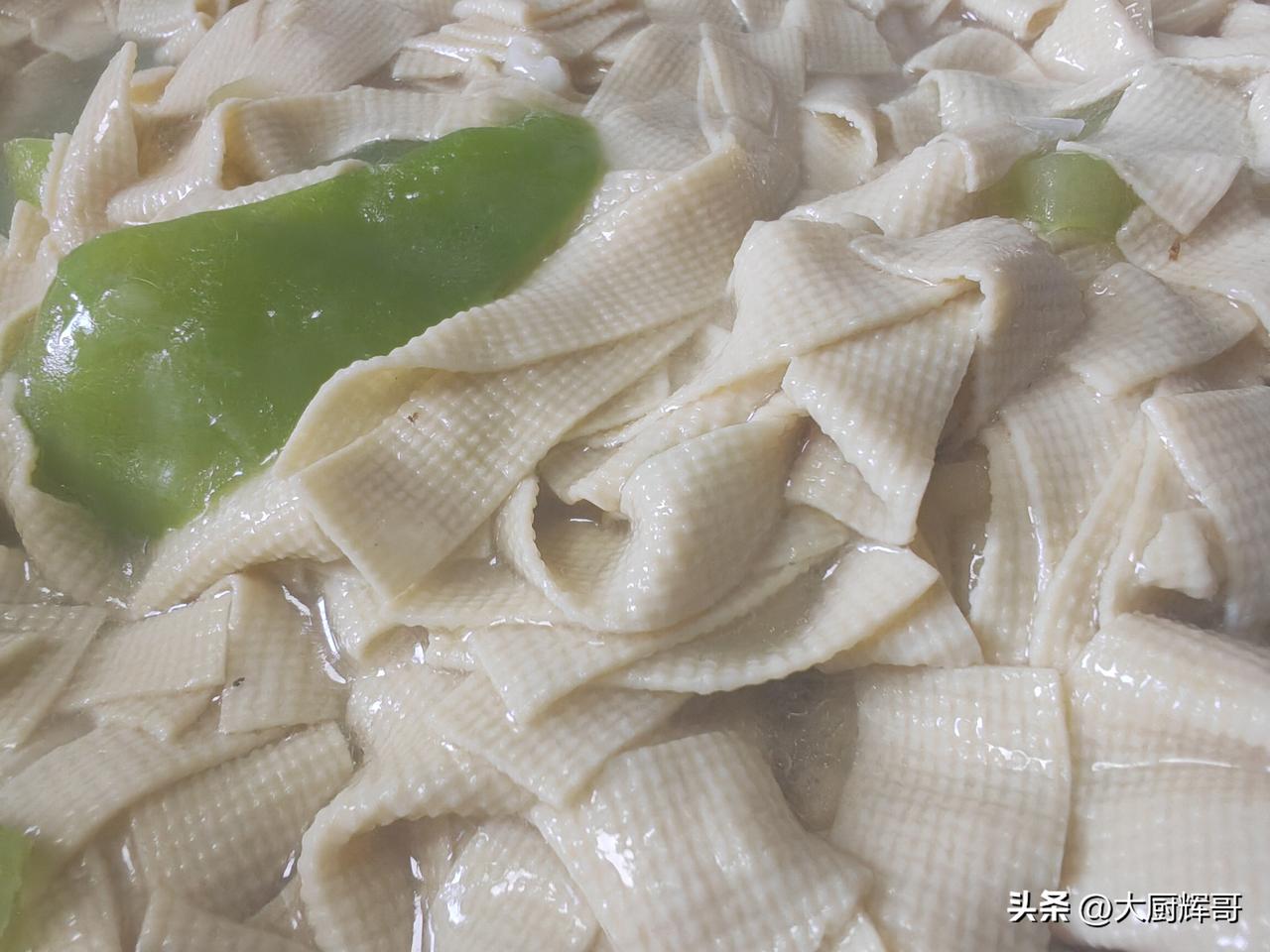 夏日生活打卡季尖椒干豆腐是东北特有的叫法和做法，干豆腐需要加小苏打焯水，让干豆腐
