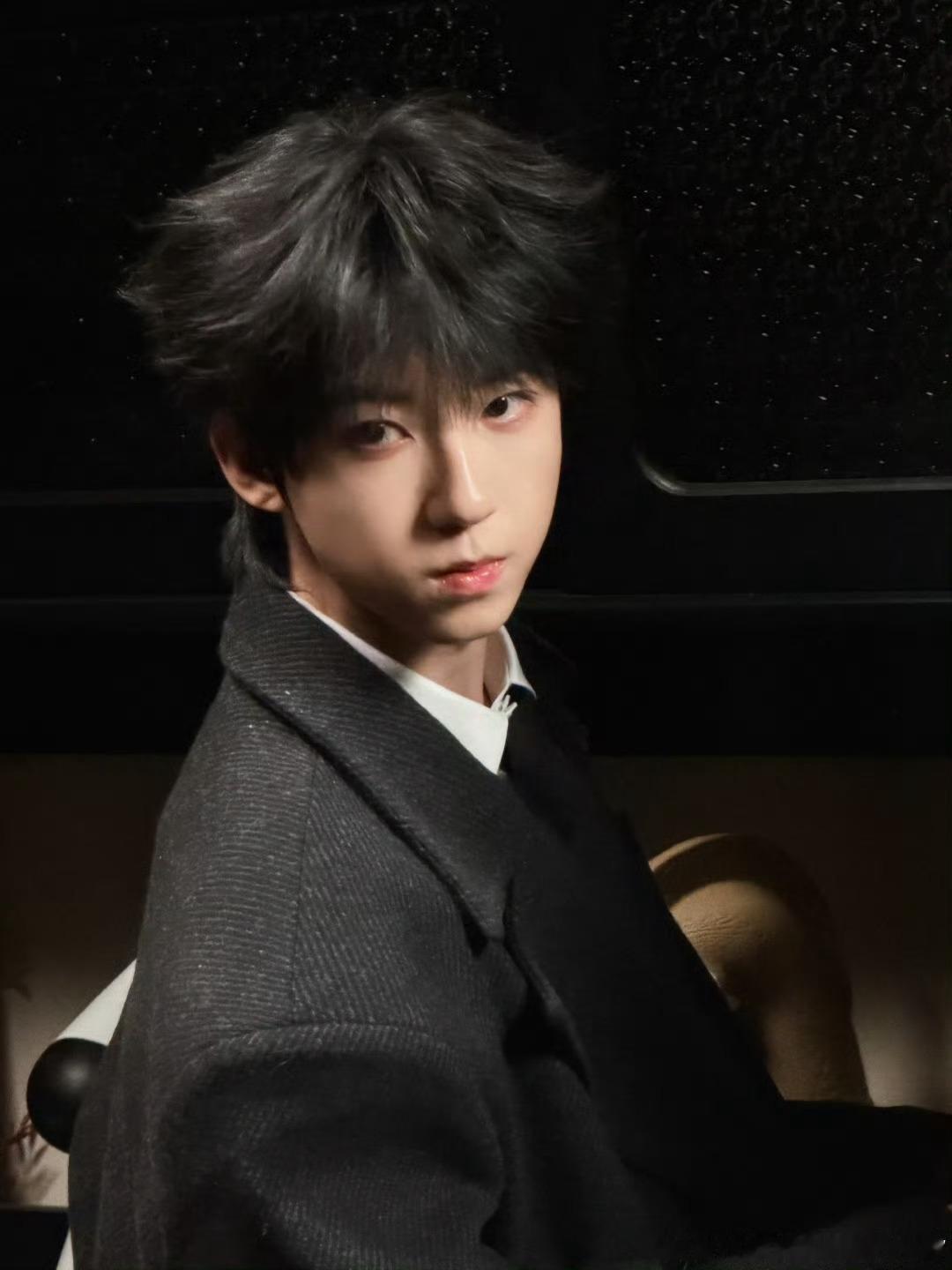 杨博文化身傀儡操控师来袭!那眼神鲨如利刃出鞘，瞬间气场拉满，下一秒治愈笑容又似暖